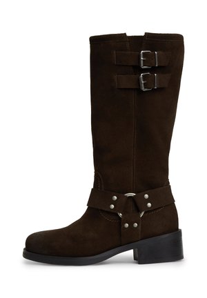 Dunkelbrauner Wildlederstiefel bis zur Mitte der Wade mit zwei silbernen Schnallenriemen oben und einem Riemen mit Metallnieten um den Knöchel auf einem niedrigen schwarzen Absatz.