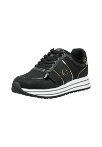 Sneaker nera con una combinazione di tessuto e pelle verniciata, suola intermedia a righe bianche e lacci neri con dettagli dorati.