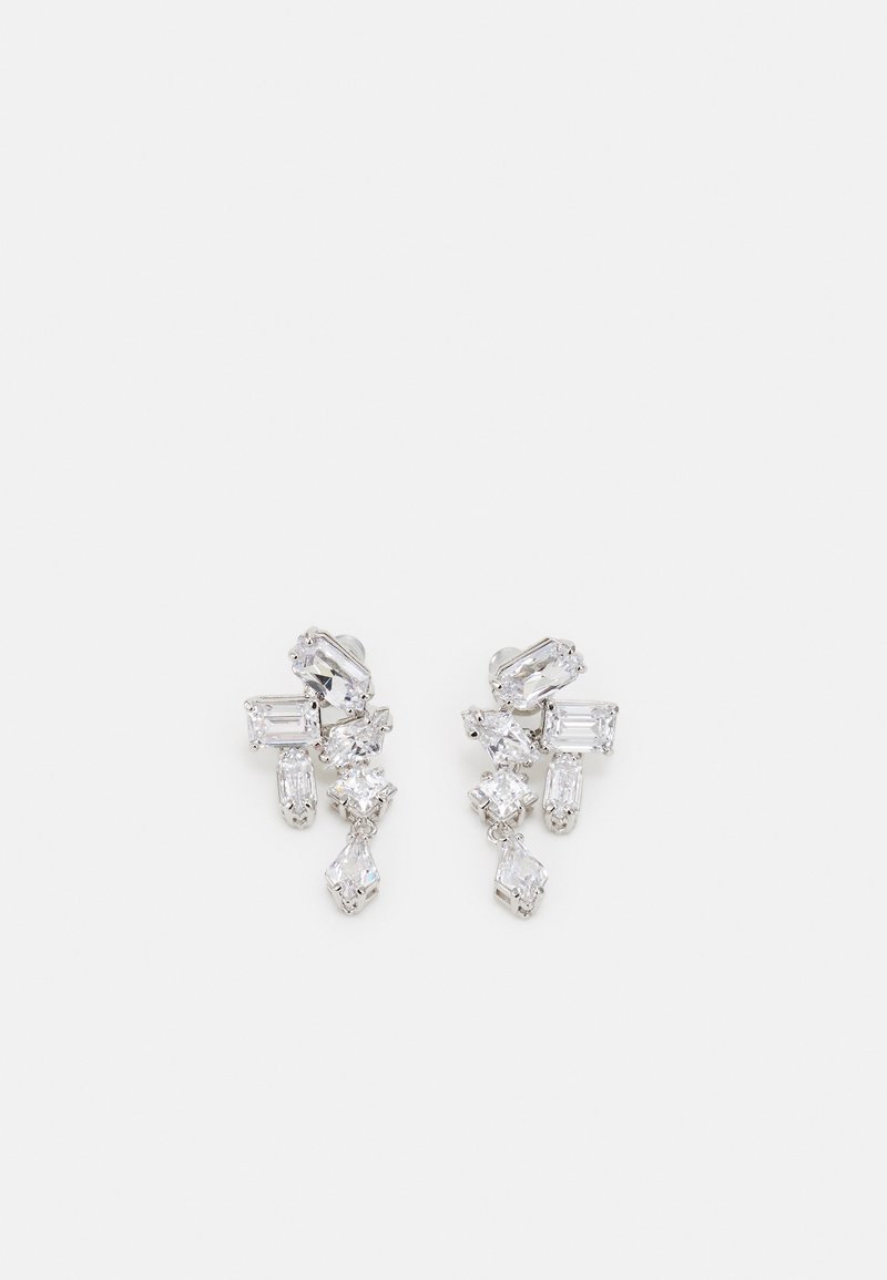 Orecchini a cascata in tono argento che presentano cristalli trasparenti tagliati in forme diverse, tra cui rettangolare e a pera, con una finitura scintillante.