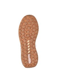 Schuhsohle mit einem Wabenmuster, aus Gummi, in Tan-Farbe, und einem Logo an der Ferse. Besonders auffällig ist die strukturierte Oberfläche für besseren Grip.