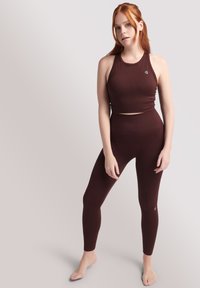 OCEANSAPART AIMY - Reggiseno sportivo con sostegno medio - cherry chocolate