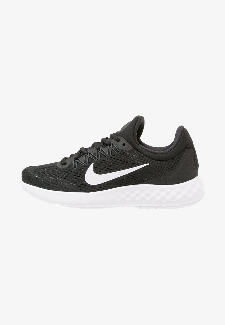 Chaussure de sport noire avec une tige en mesh respirant, logo blanc, accents texturés et semelle extérieure blanche rembourrée.