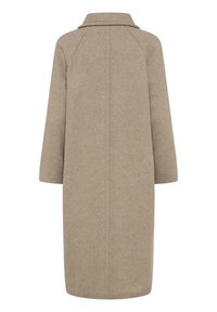 Cappotto di lana beige con colletto, maniche 3/4 e taglio dritto. Presenta linee pulite e un design minimalista.