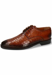 Chaussure habillée en cuir marron avec un motif tissé texturé sur le bout, une tige lisse et un laçage. Semelle en caoutchouc noir.