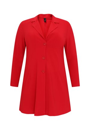 Rød blazer-coat med lange ærmer, tre knapper foran og en notched krave.