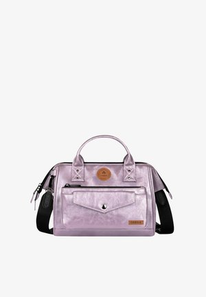 Sac à main en lavande métallique avec deux poignées supérieures, poche zippée à l'avant, forme rectangulaire, accents en cuir et patch logo à l'avant.