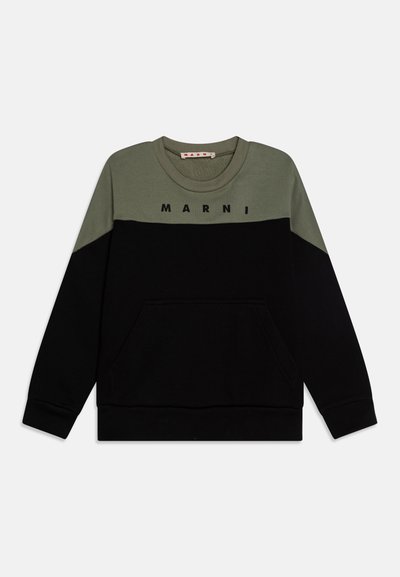 Olívazöld és fekete színblokkokkal készült pulóver. Anyaga puha, kerek nyakkal, hosszú ujjakkal és elülső zsebbel rendelkezik.