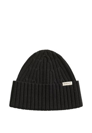 Schwarze gerippte Strickmütze mit umgeschlagenem Bündchen und kleinem rechteckigem Label mit der Aufschrift GANT am Bündchen.