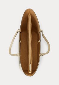 Bež usnjena torba za na ramo z dvema ročajema, ki prikazuje prostoren notranji del in osrednji predal z zadrgo v zlatem odtenku.