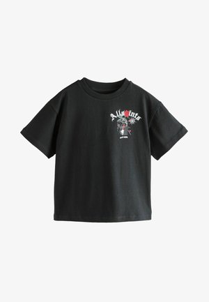 Musthaveema musta puuvillane T-särk lühikeste varrukatega. Ees on graafiline kujundus roosidest ja ämblikuvõrkudest valges ja punases värvuses. Klassisõbralik ümar kaelus.