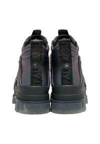 Ett par svarta, texturerade plattformssneakers med tjocka sulor, märkta "FALCON" på dragremmarna och "Buffalo" präglat på hälen.