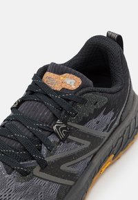 New Balance FRESH FOAM X HIERRO V8 - Sapatilhas de trail running - black