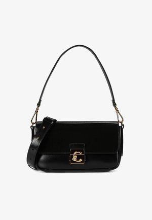 Zwarte leren schoudertas met een gestructureerde vorm en een gouden gesp. Voorzien van een afneembare riem en een gladde textuur.