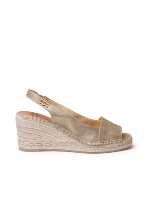 Sandalia cuña espadrille beige con punta abierta, correa trasera y suela de yute trenzado sobre fondo blanco.