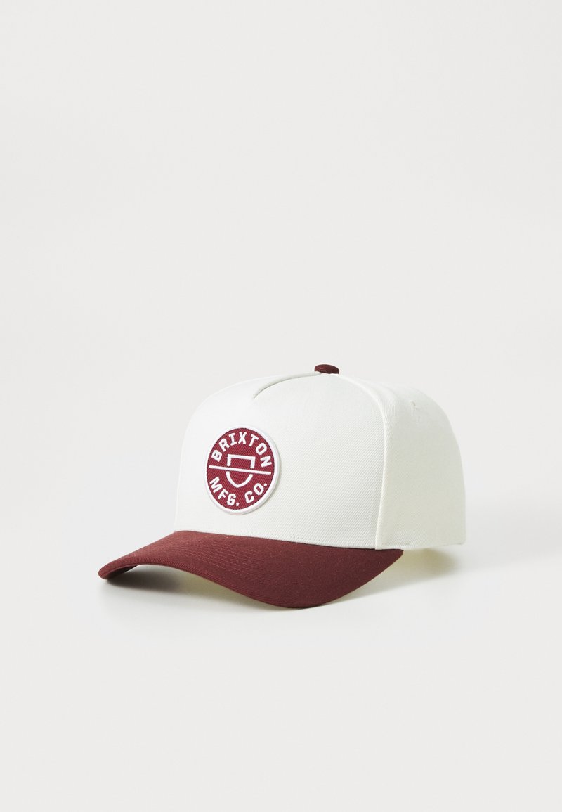 Cappello da baseball bianco con visiera bordeaux e patch con logo ricamato di Brixton sul davanti. Presenta una corona strutturata e una parte posteriore regolabile.