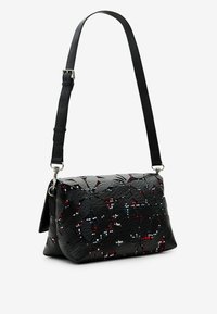 Schwarze Lederhandtasche mit einem gesteppten Blumenmuster in rot, weiß und blauen Akzenten. Mit abnehmbarem, verstellbarem Trageriemen und silbernen Beschlägen.