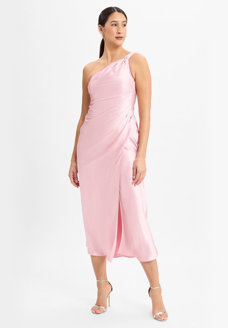 Eén-schouder roze satijnen jurk met gedrapeerde details, aansluitende silhouet en een hoge split tot boven de dij. G gedragen met strappy zilveren hakken.