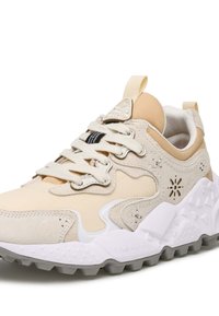 Beige Sneaker aus gemischten Materialien, mit einem Obermaterial aus Wildleder und Mesh, flachen Schnürsenkeln, gemusterten Akzenten und einer Gummisohle mit Profil.