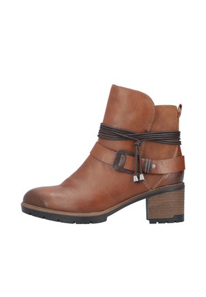 Bottines en cuir marron avec une finition texturée, cordon marron enroulé autour de la cheville et un talon en bois. Présente des accents métalliques subtils.