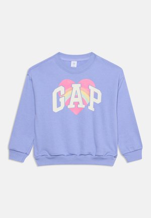 Sweat-shirt violet clair à manches longues avec un cœur rose, un arc-en-ciel et des lettres blanches "GAP" imprimées sur le devant.