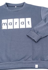 Szary sweatshirt z okrągłym dekoltem, długimi rękawami i białym nadrukiem w kształcie bloku, na którym widnieje napis "marat" na wysokości klatki piersiowej. Miękka, gładka tkanina.