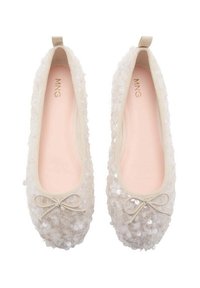 Ballerines couleur beige clair avec une texture en sequins, bout rond, doublure intérieure douce et un petit nœud décoratif à l'avant.