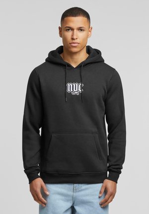 Crna dukserica s kapuljačom izrađena od mješavine pamuka. Ima prednji džep, vezice i bijeli "nyc" logo na prsima. Minimalistički dizajn.