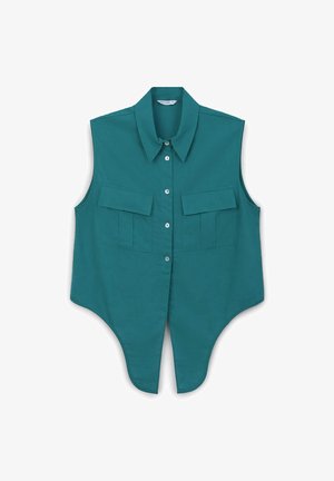 Camicia senza maniche color turchese con colletto a punta, due tasche a toppa anteriori e orlo curvo. Realizzata in un tessuto liscio e presenta chiusure con bottoni.
