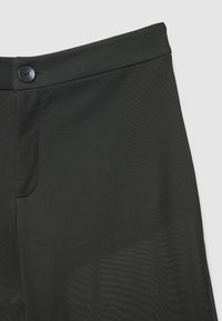 Schwarze, strukturierte Hose mit einem Knopfverschluss an der Taille und einem eleganten Design, das eine glatte Oberfläche und einen subtilen Glanz aufweist.