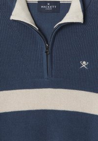 Mornarica pulover s polu-zip dizajnom, akcentima u kremastim prugama, teksturiranim materijalom i izvezenim logotipom na prsima.