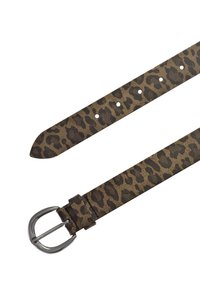 Leopardmönstrat bälte i tyg, med ett mönster i mörkbrunt och svart, med en spänne i silverfärgad metall och flera justeringshål.