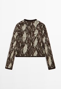 Braun- und cremefarbener gemusterter Pullover mit langen Ärmeln und rundem Ausschnitt. Strukturiertes Strickmaterial, tailliertes Design, minimalistische Designelemente.