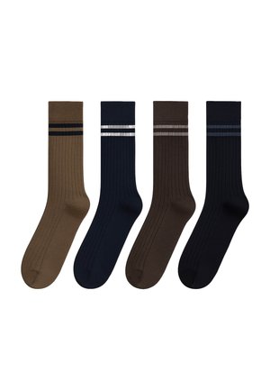 Quatre paires de chaussettes montantes côtelées en marron, marine, marron foncé et noir, chacune avec deux bandes horizontales près du haut.