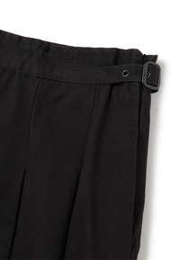 Pantaloni neri in tessuto strutturato, con pince, una cintura larga e un dettaglio in metallo con fibbia in vita per la regolazione.