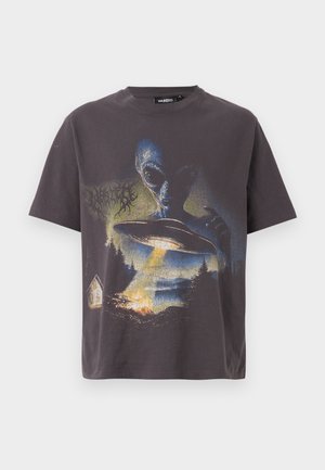 Mørkegrå T-shirt med grafik af en stor blå alien, en flyvende tallerken, der lyser på en brændende bil nær et lille hus i en skov.