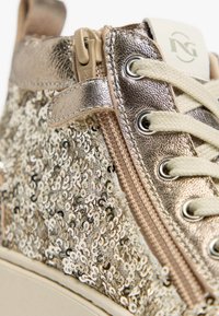 Hohe Sneaker mit goldenem Pailletten-Obermaterial, metallischen Akzenten, beiger Reißverschluss, cremefarbenen Schnürsenkeln und Gummisohle.