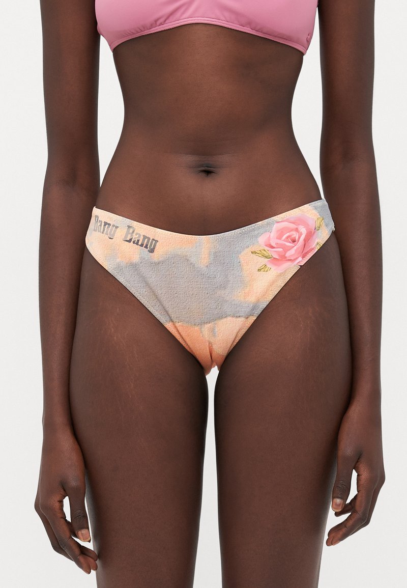 Bas de bikini dans un imprimé pêche doux et gris, présentant une rose rose et le lettrage "Bang Bang", avec une finition texturée.