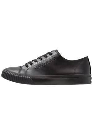 Schwarzer Low-Top-Ledersneaker mit schwarzen Schnürsenkeln, gerippter Zehenkappe und „Calvin Klein Jeans“ auf der Seite geprägt.