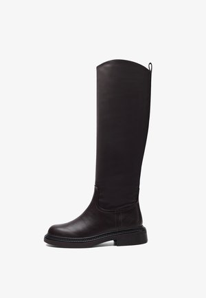 Rudos odos aukštakulniai batai iki kelių, apvaliu pirštu, tekstūruota padu ir subtiliu siuvimo akcentu šonuose bei viršutiniame krašte.