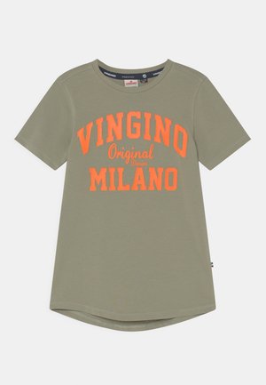 Oliwkowa koszulka z krótkim rękawem z jaskrawym pomarańczowym napisem "VINGINO Original Denim MILANO" z przodu i okrągłym dekoltem.
