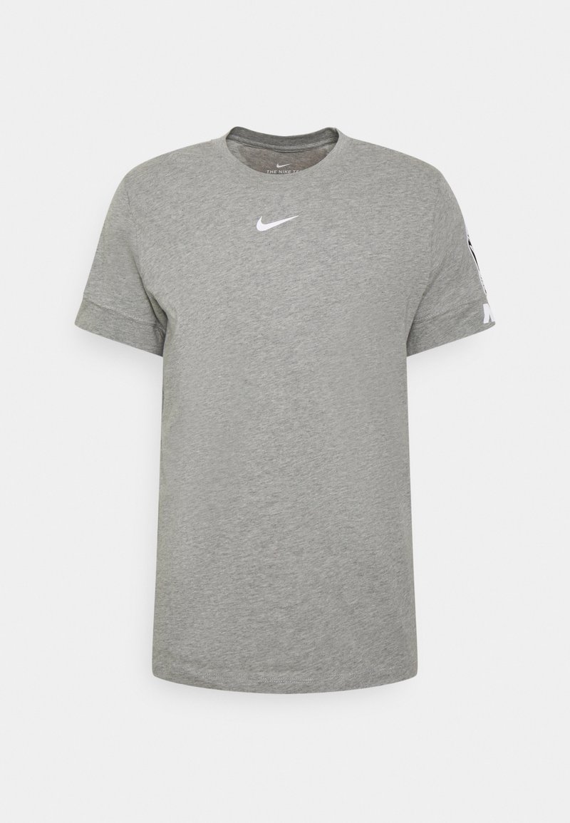 Šedé tričko s krátkým rukávem vyrobené z bavlny, s kruhovým výstřihem a bílým logem Nike na hrudi a rukávu. Hladká textura.