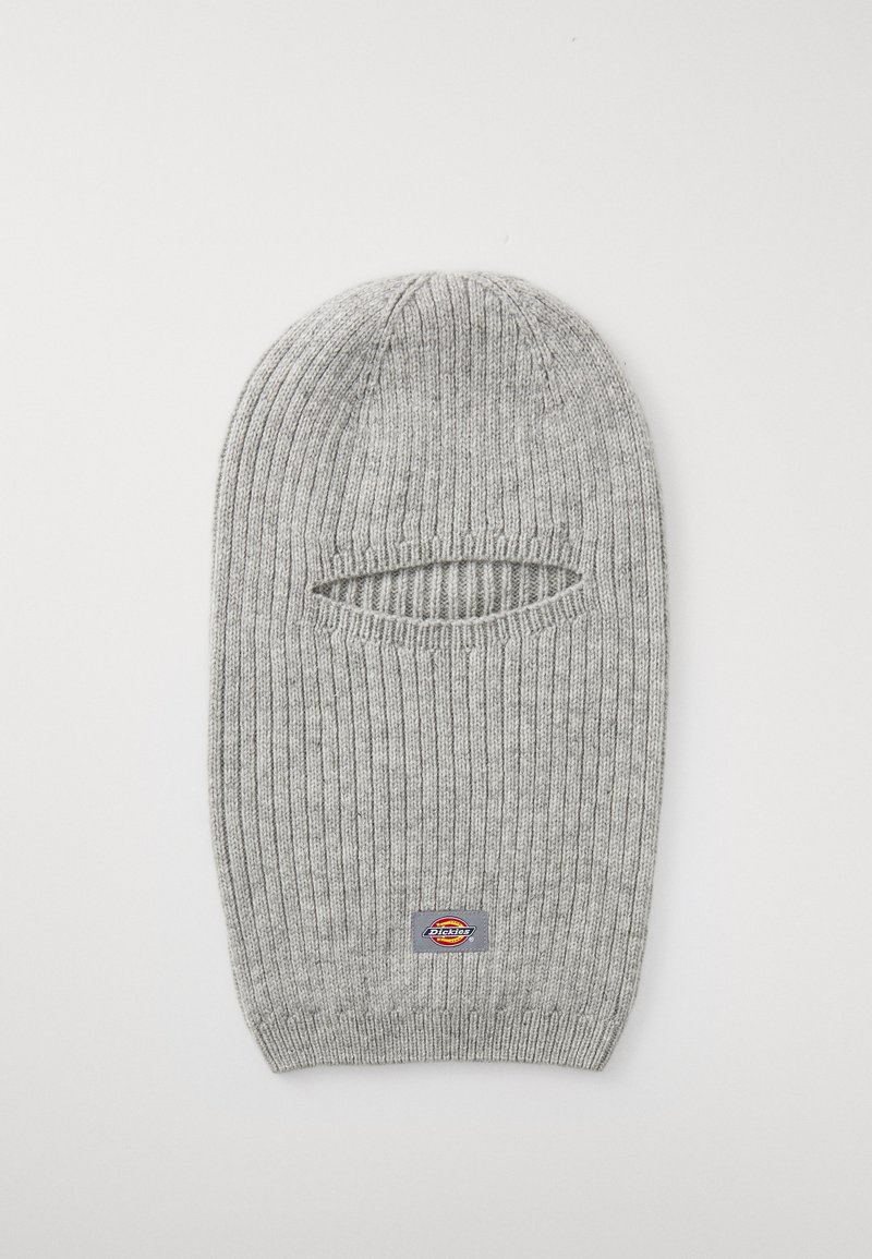 Balaclava cinza tricotada com textura canelada, apresentando uma abertura para os olhos e um pequeno logotipo na parte inferior.