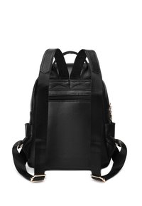 Zwarte leren rugzak met een textuur, verstelbare zwarte schouderbanden en gouden hardware. Beschikt over een ritssluitings achterzak en gewatteerde accenten.