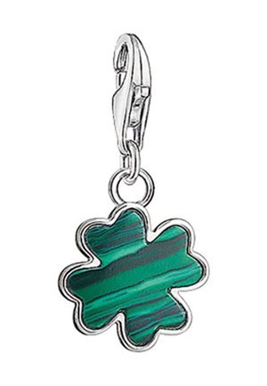 Fermoir en argent tenant un pendentif trèfle à quatre feuilles rayé vert et noir avec des bords arrondis.