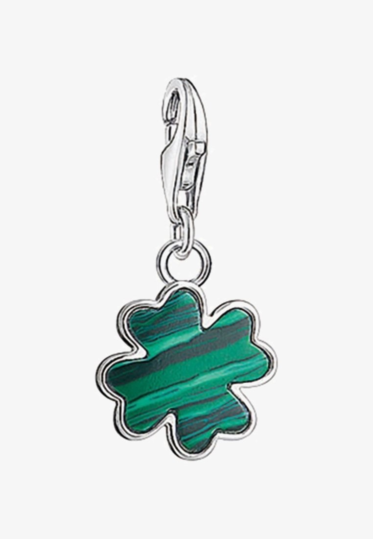 Fermoir en argent tenant un pendentif trèfle à quatre feuilles rayé vert et noir avec des bords arrondis.