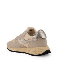Scarpa da ginnastica beige con tomaia in camoscio e tessuto. Accenti metallici al tallone. Suola testurizzata con dettagli a motivi. Interno imbottito per il comfort.