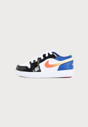 Χαμηλό sneaker με λευκή σόλα, μαύρο και μπλε επάνω μέρος, λευκά κορδόνια και πορτοκαλί λογότυπο Nike στη πλευρά.