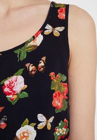 Top sin mangas floral con un fondo oscuro y vibrantes rosas rojas y mariposas, hecho de una tela ligera con una textura suave.