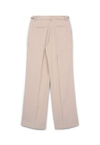 Pantalons larges beiges avec une texture lisse, dotés de deux poches arrière, de passants de ceinture et d'un design épuré, présentés de dos.