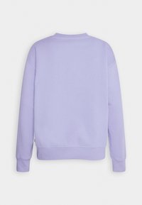 Sudadera morada con escote redondo, textura suave y mangas largas. Presenta un corte holgado y puños acanalados en los extremos de las mangas.